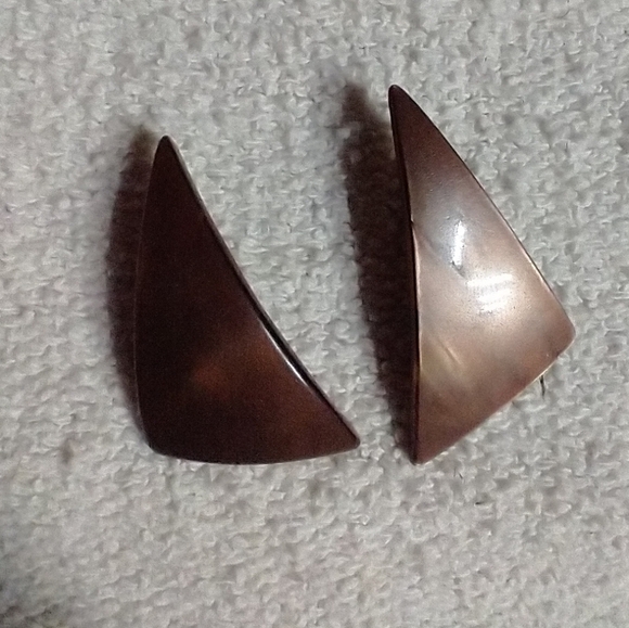 Brown 🟤 triangle 📐 post earrings - Picture 1 of 3